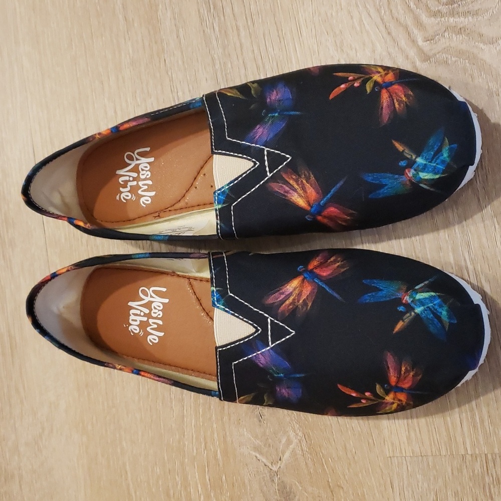 NWOT Yes We Vibe Colorful Dragonflies Size 7